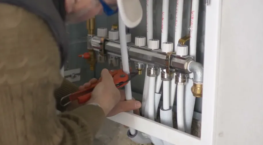 Repairing a fitting on a PEX water manifold